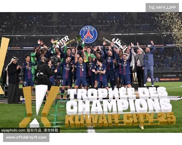 球迷在科威特法超杯现场展示传统服饰，文化交融